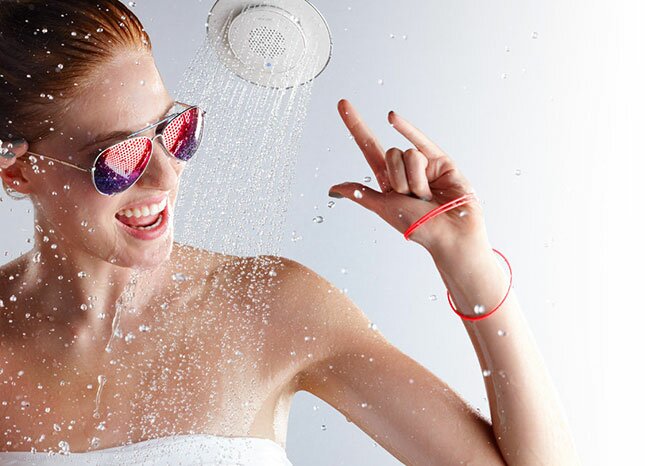 Femme qui prend une douche en serviette et lunettes