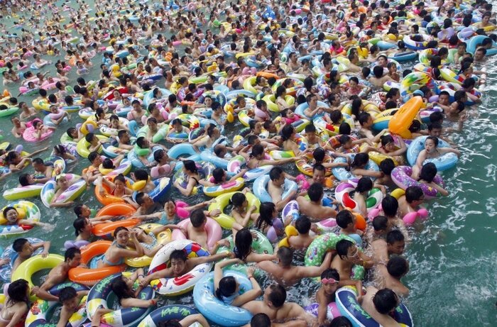 Groupe de chinois en bouée