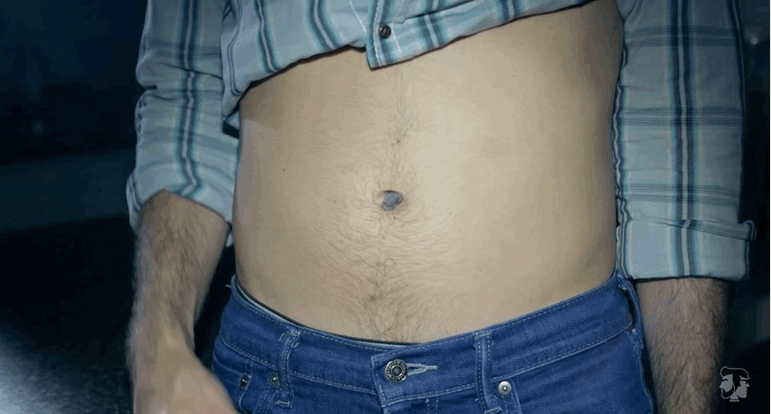 Gif d'un homme qui ramasse une crotte dans son nombril pour la renifler