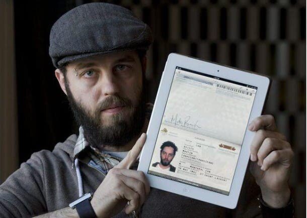 Un homme montre son ipad avec son passeport numérisé dessus