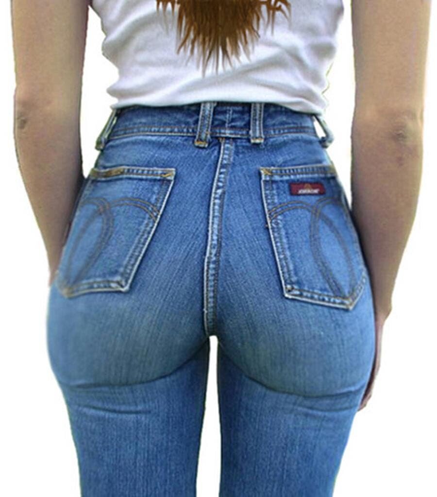 Femme qui porte un jeans moulant de dos