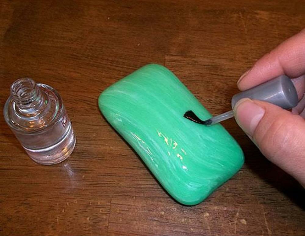 savon recouvert vernis ongle blague bureau