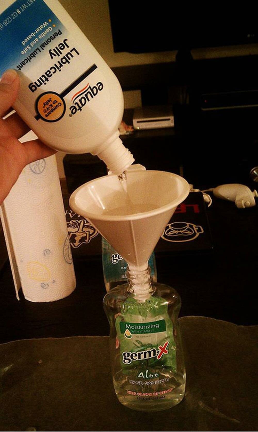 liquide hydroalcoolique lubrifiant farce bureau