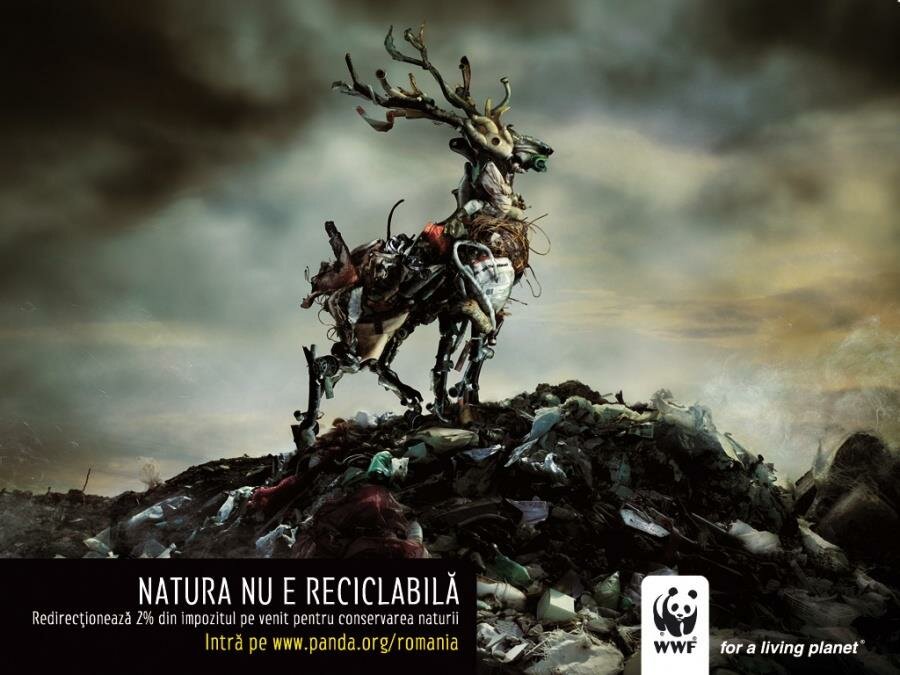 un cerf fait en déchets