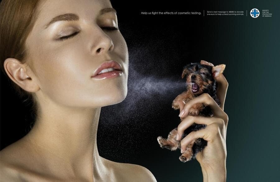 femme qui se parfume avec un chien