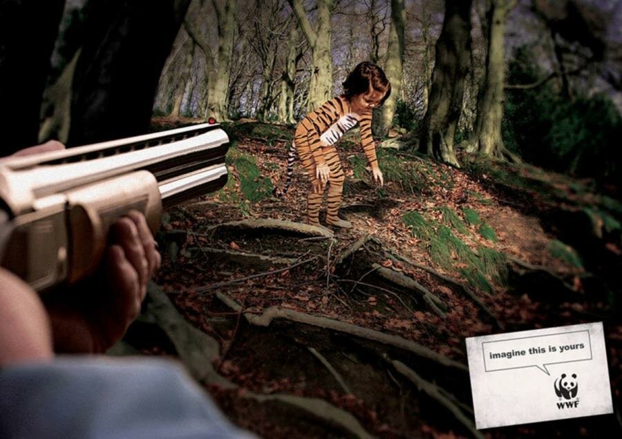chasseur au fusil qui vise une enfant déguisée en tigre