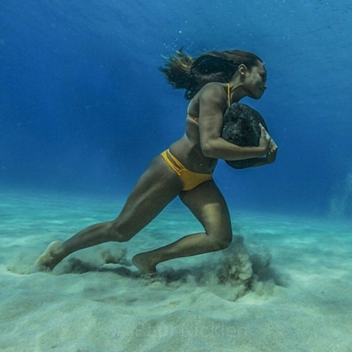 Surfeuse, entrainement, sous l'eau