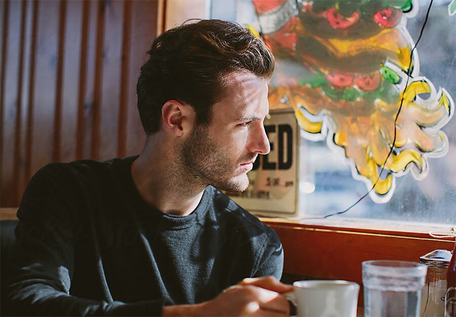 homme buvant un cafÃ©