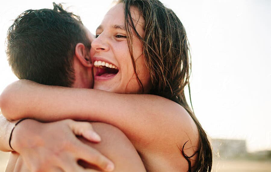 un couple qui s'enlace