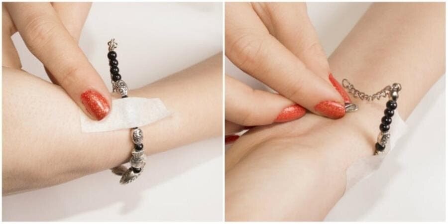 Fille qui attache son bracelet avec du scotch