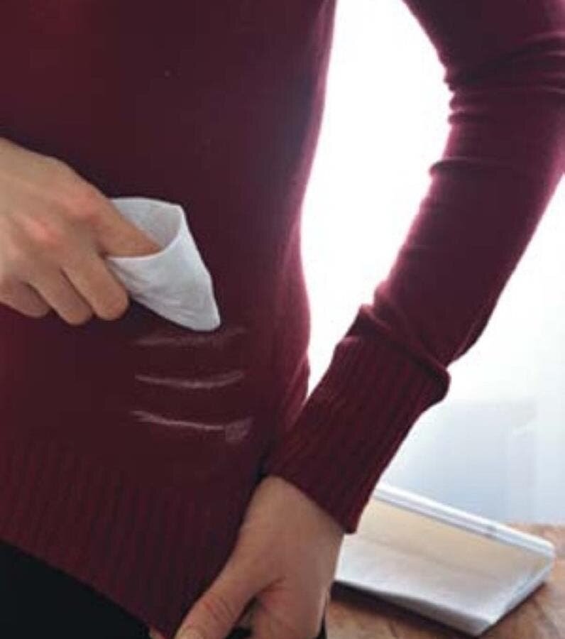 Traces blanches de déodorant sur un pull foncé