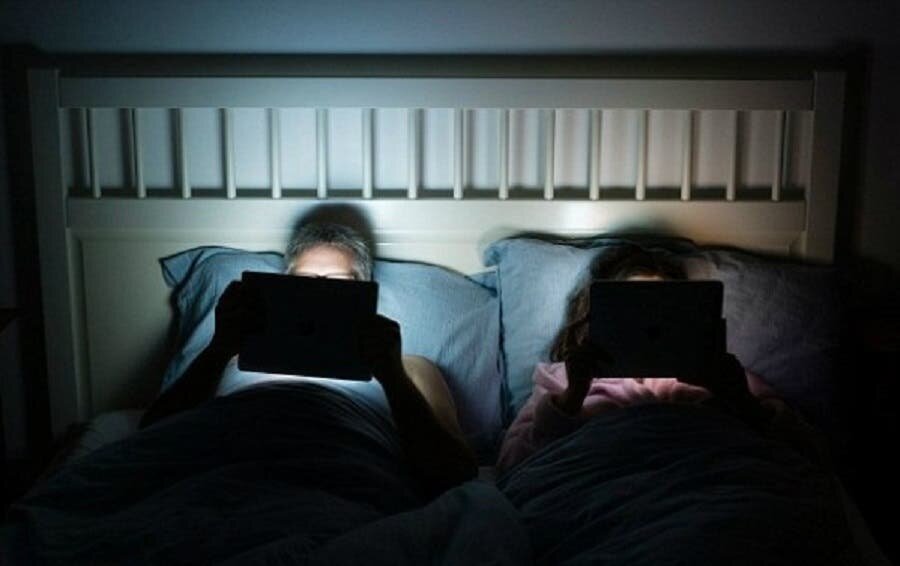 lit téléphone réseaux sociaux