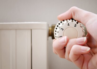Personne réglant la température de sa chambre regler, temperature, chambre