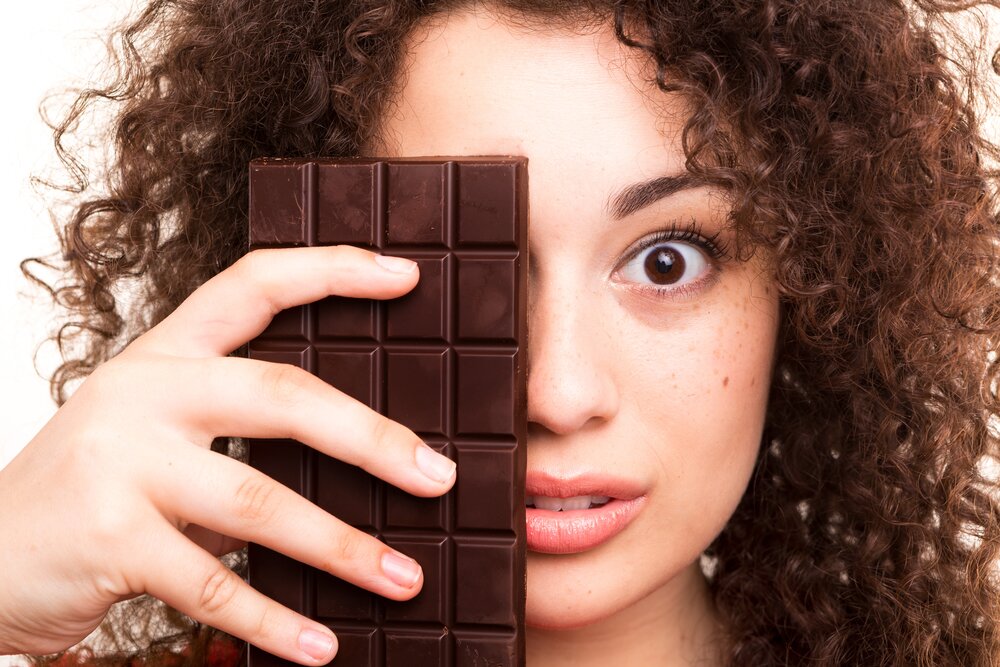 femme et tablette de chocolat 