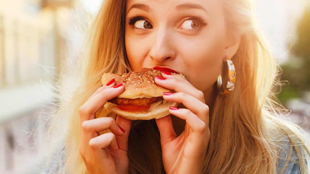 fille qui mange un hamburger