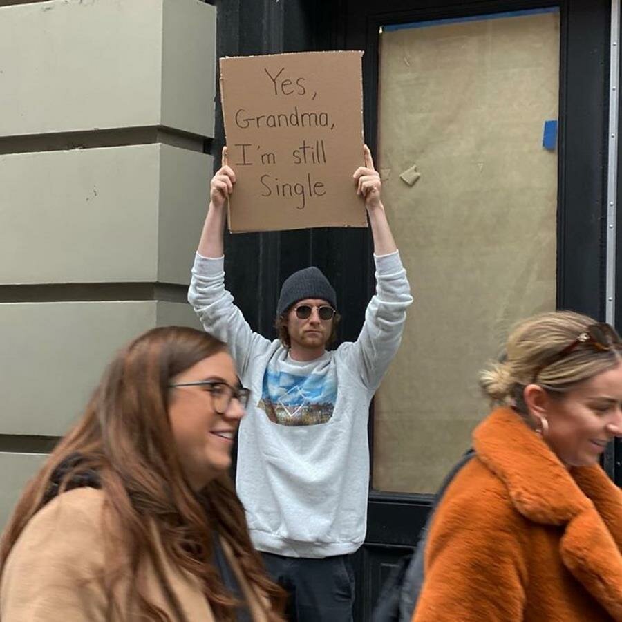 homme, manifester, pancarte drôle