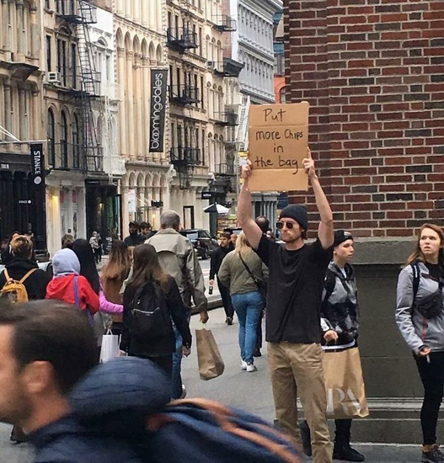 homme, manifester, pancarte drôle