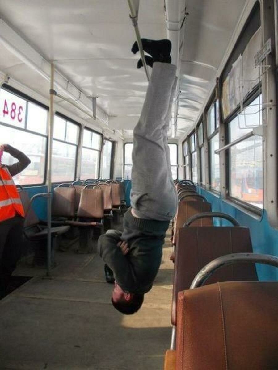 transport en commun, suspendu, pieds