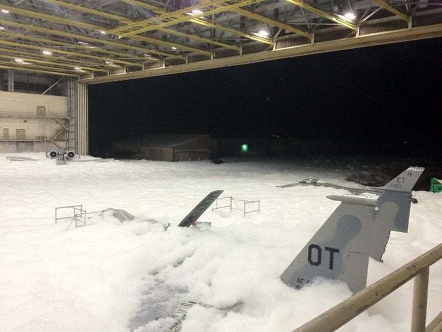 hangar, avions, mousse, incendies