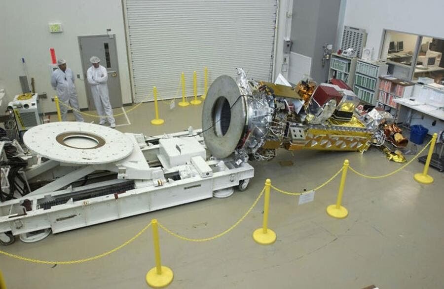 satellite, chute