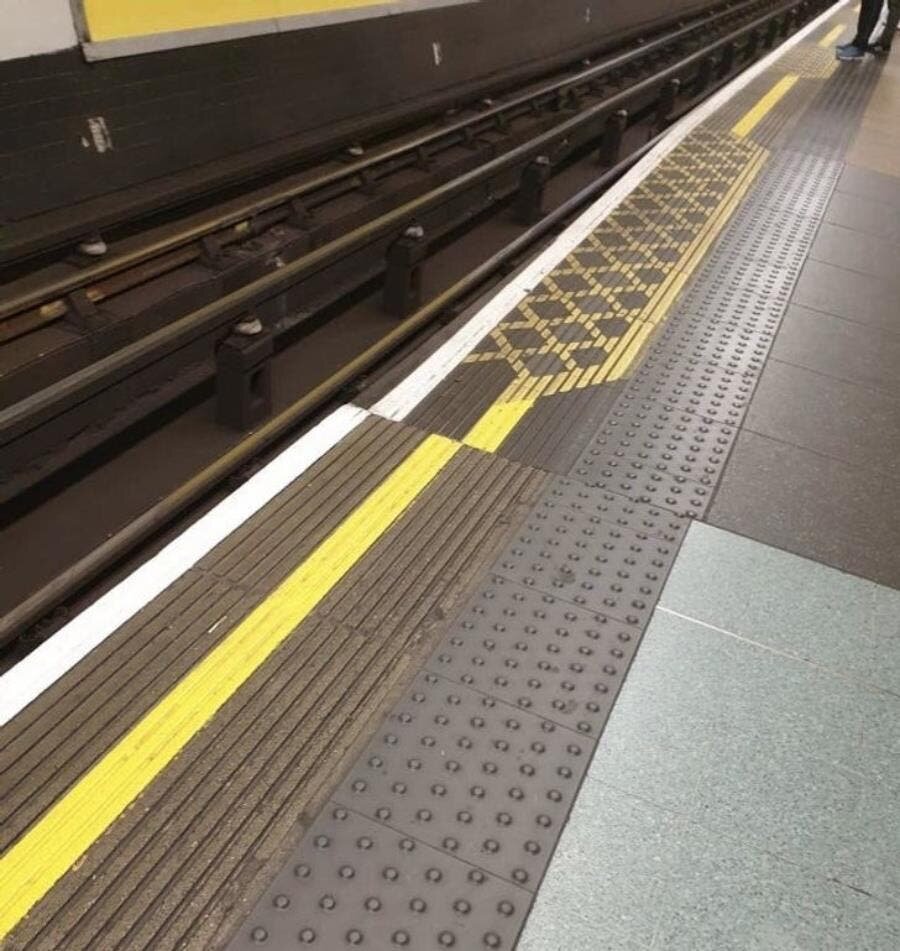 metro, quai, raté, bâclé