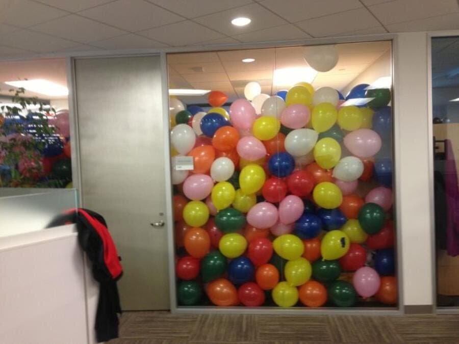 surprise, ballons, insolite, travail, collègue