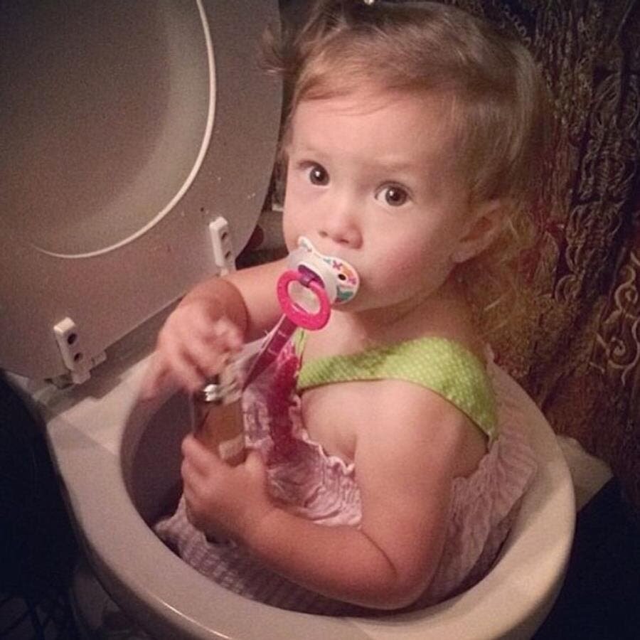 toilette, piscine, insolite, enfant, bêtise