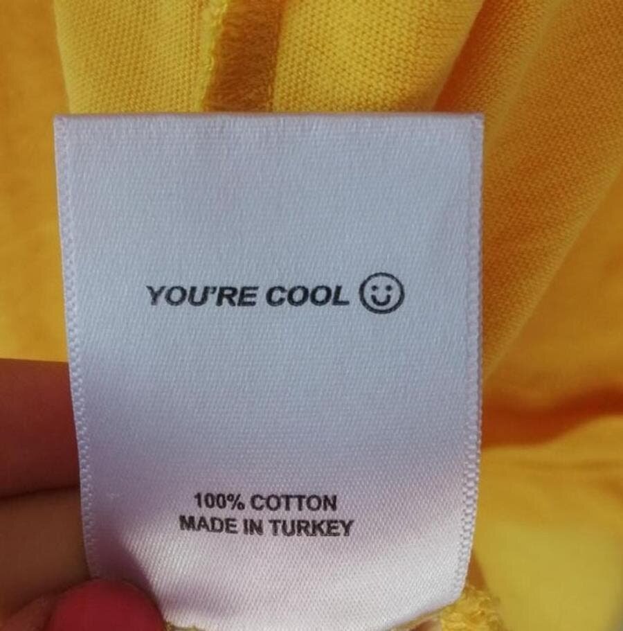 t-shirt, étiquette, message caché, insolite