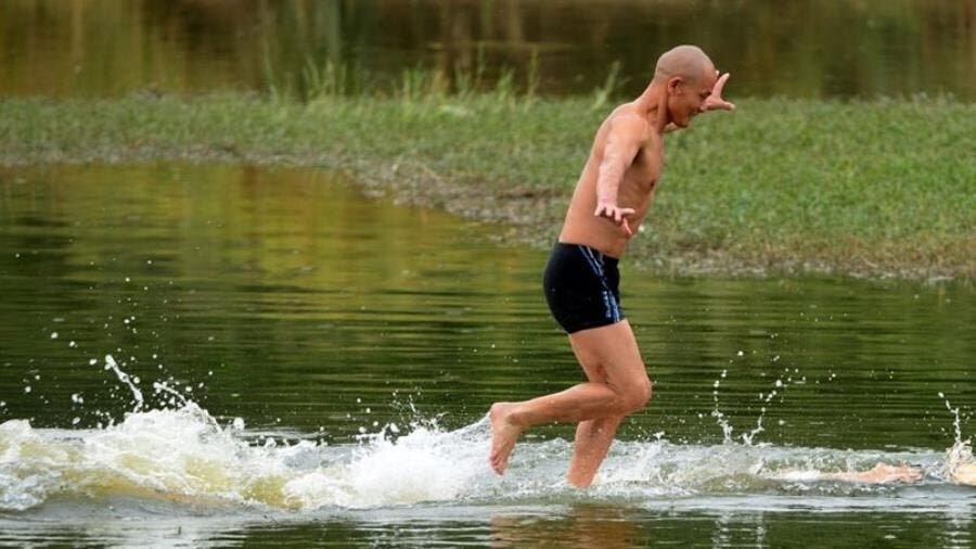 marcher sur l'eau, pouvoir, homme, insolite, surprenant