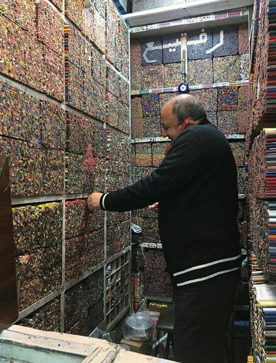 homme, magasin, crayon, mur, rempli, iran