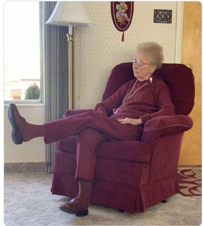 mamie assise siÃ¨ge tenue assortie 