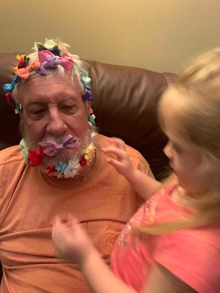 grand-père petite fille n?uds