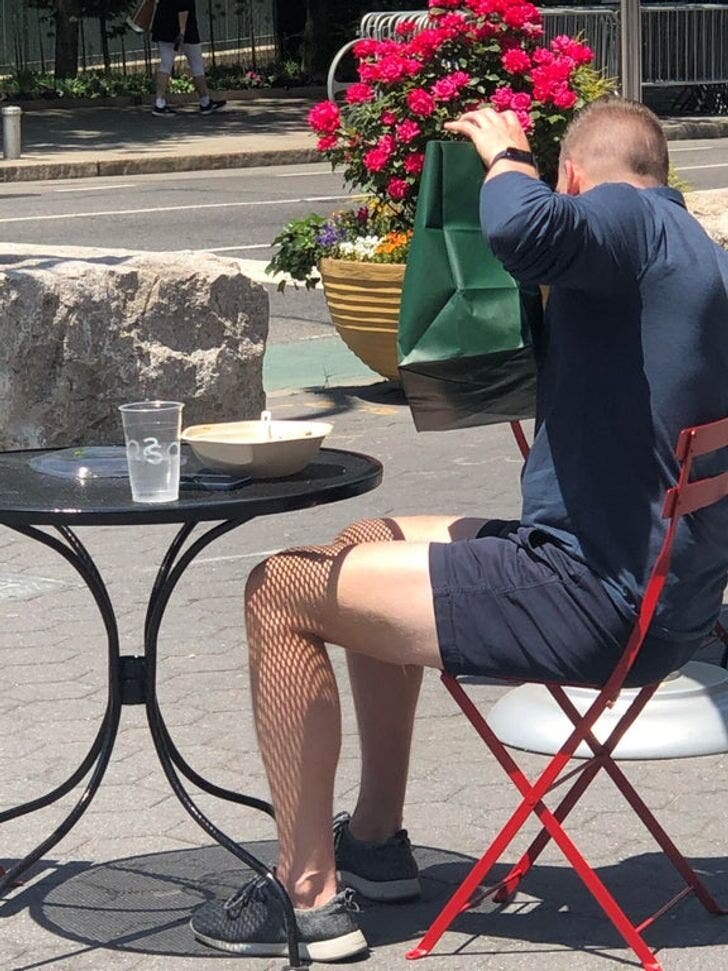 homme table sacs bas résille