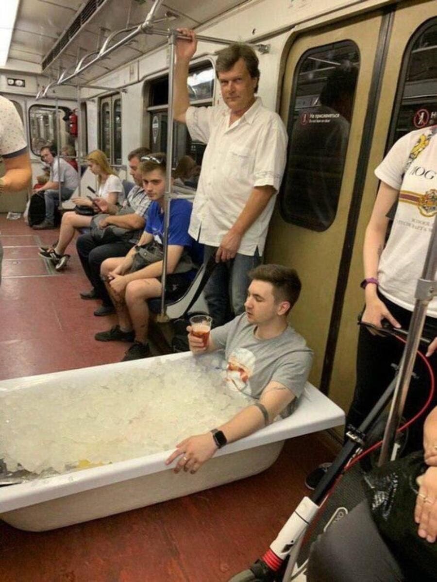 baignoire, homme, boire, glaçons, métro