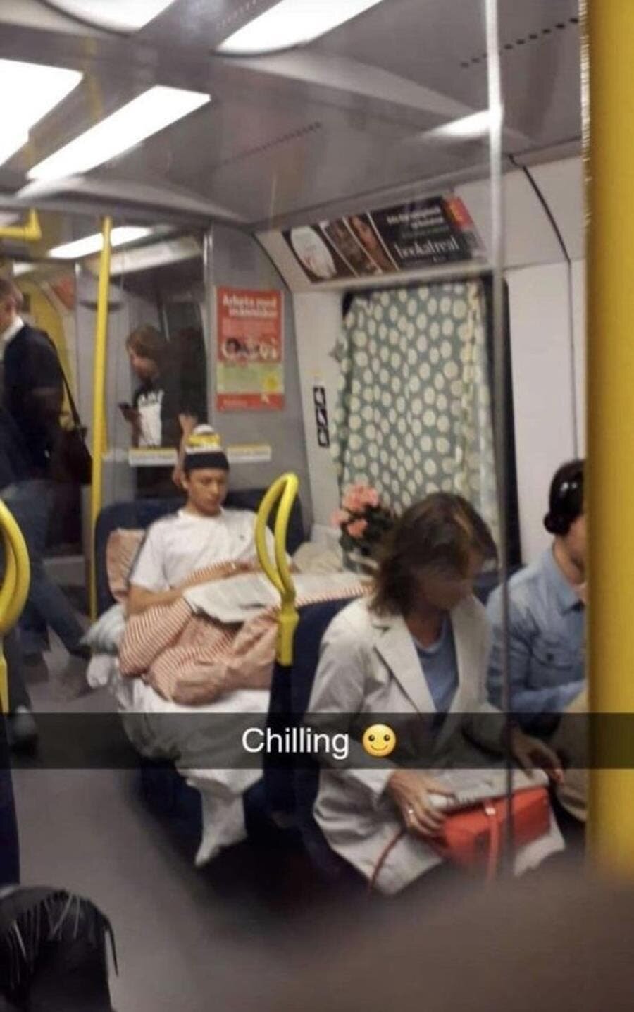 lit, mise en scène, métro, rideau, draps, pyjama