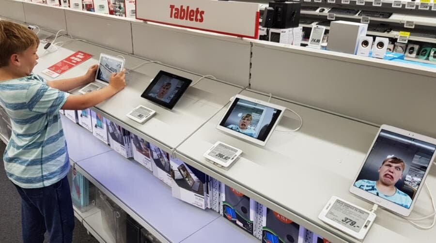 enfant grimace tablette