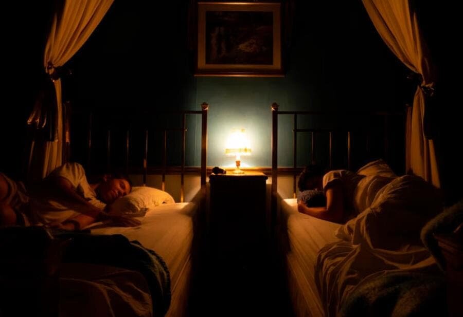 individus nuit lit
