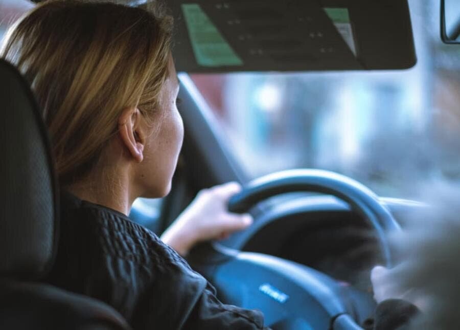 femme volant voiture