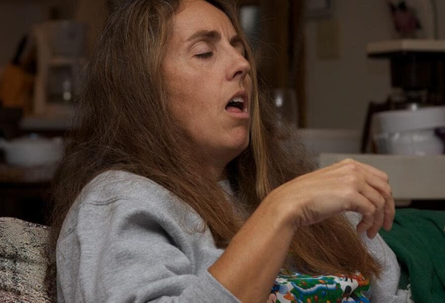 femme éternuer 