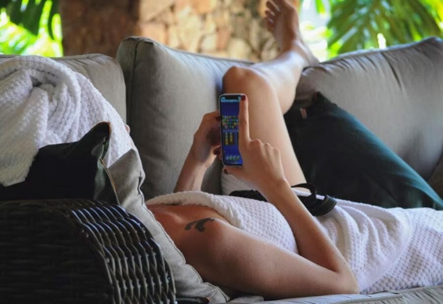 téléphone allongé individu