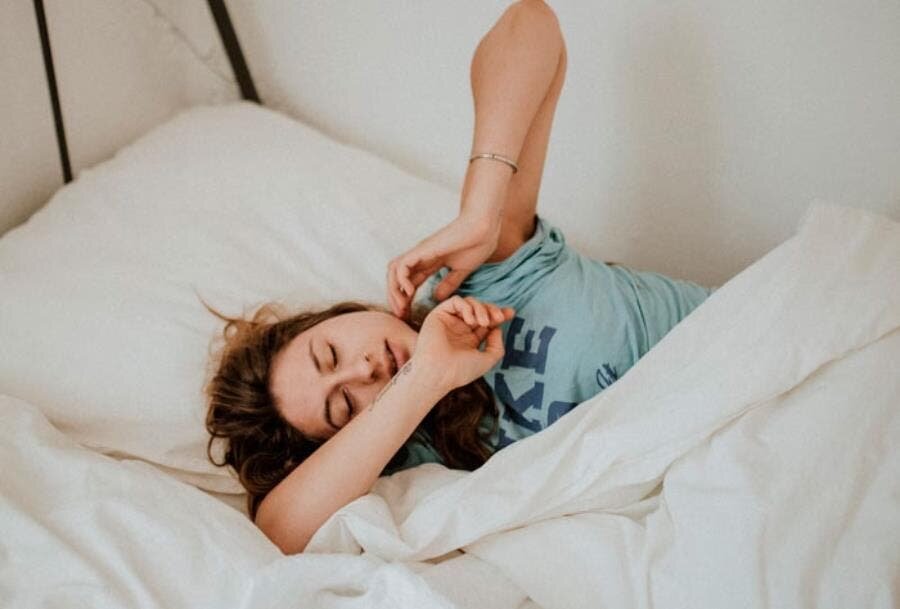 femme réveil matin