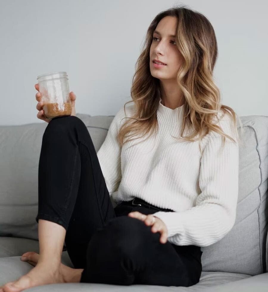 femme assise canapé