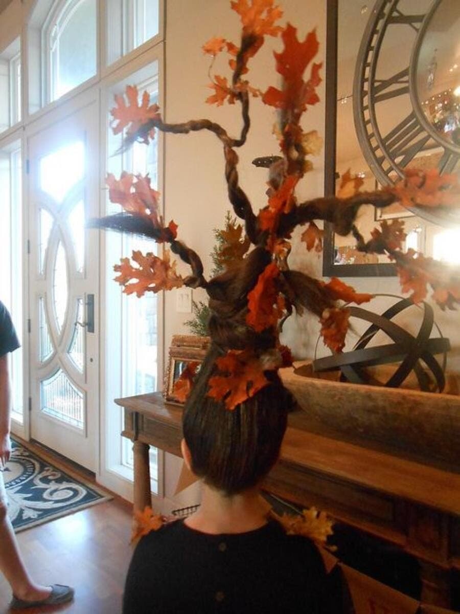 fille cheveux feuilles