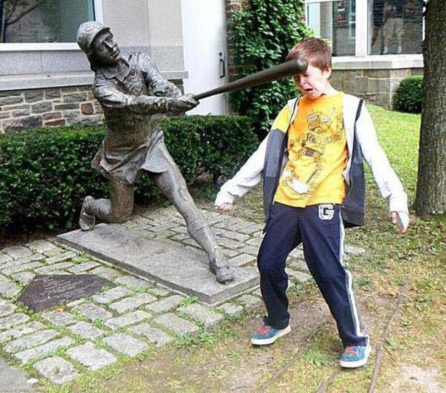 garçon frapper statue