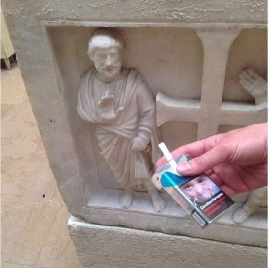 statue refuser cigarette