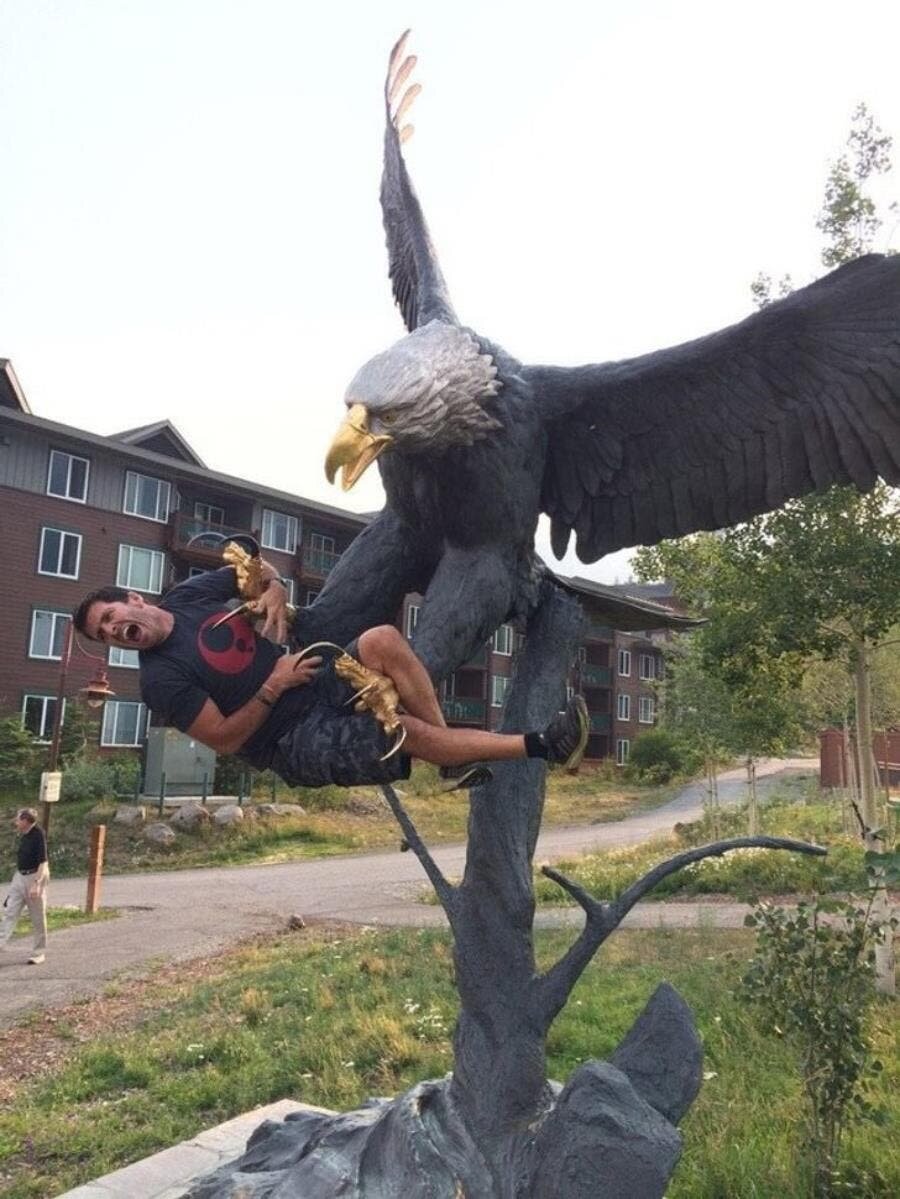 homme aigle statue