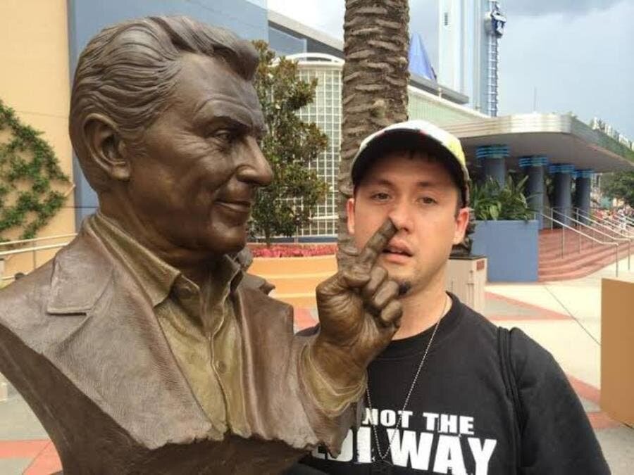 statue nez doigt