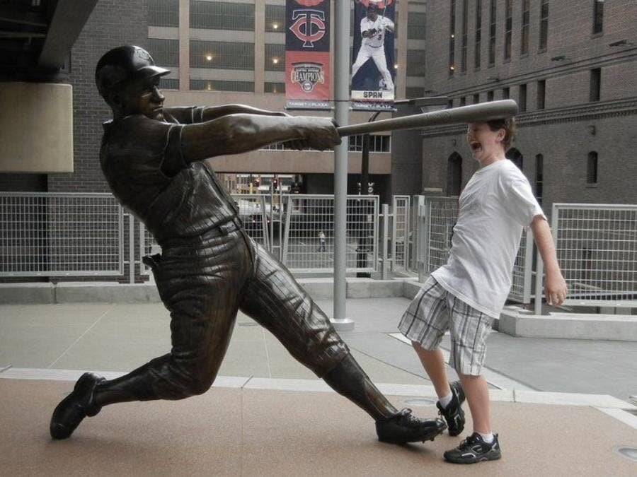 statue batte baseball