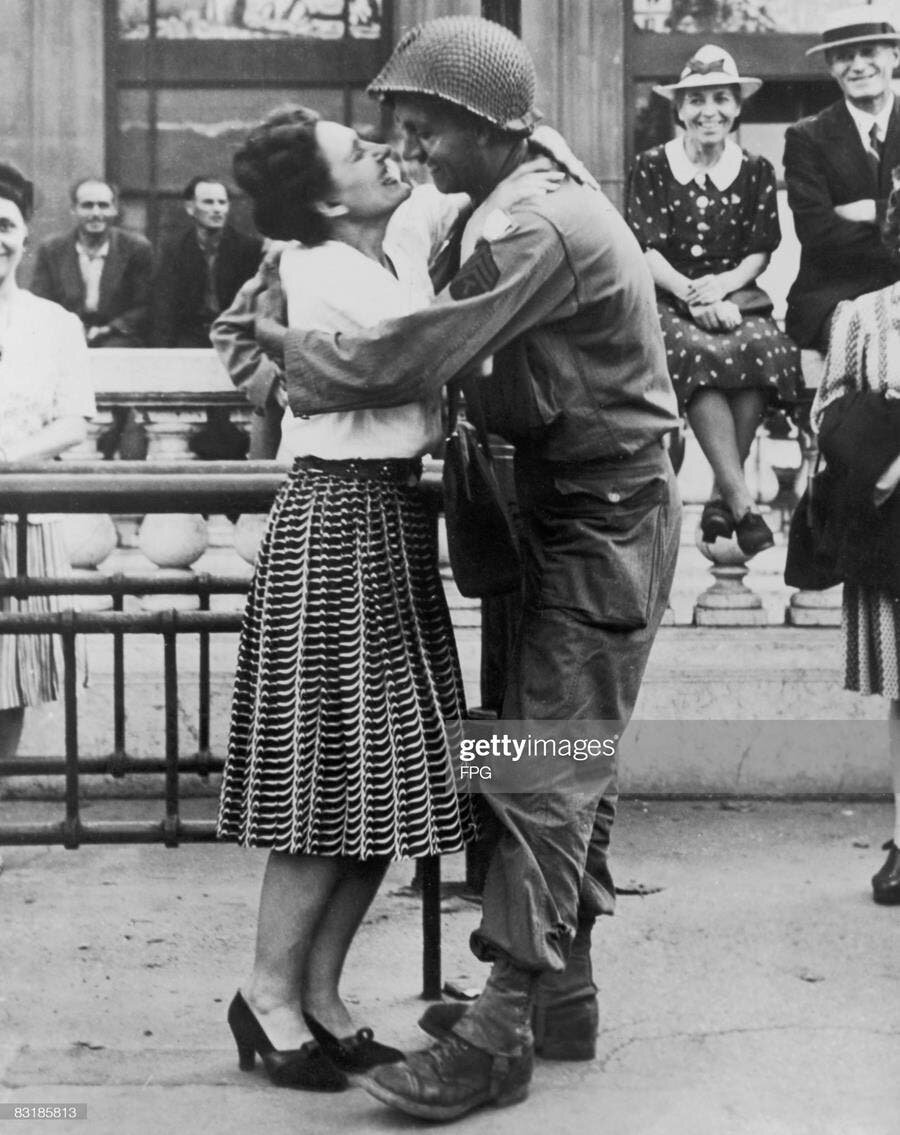 femme embrasse soldat
