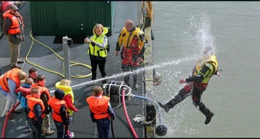homme bateau arroser